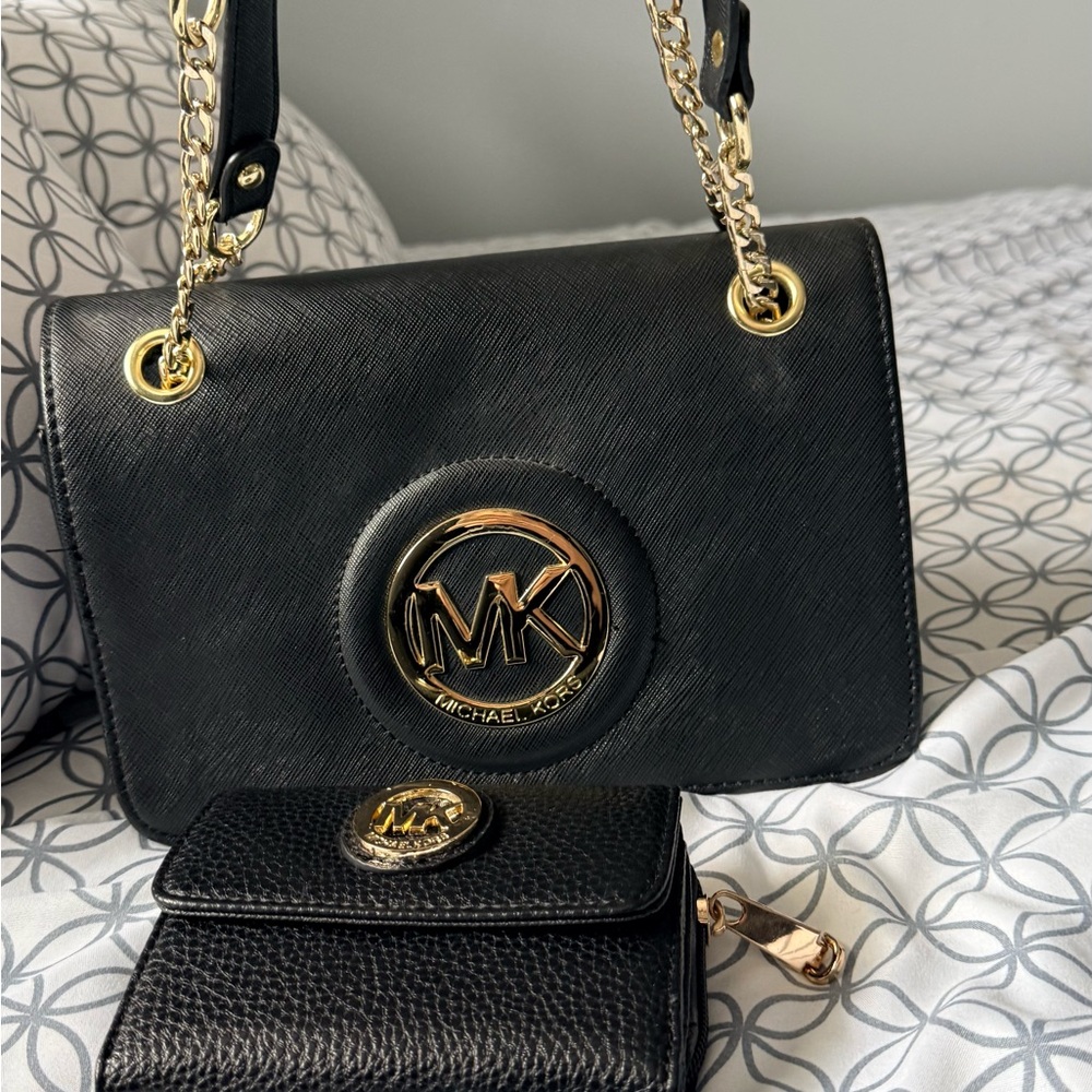 B86-Michael Kors Black Shoulder Bag with Gold Chain -  wallet sold separately - Picture 3 of 6
